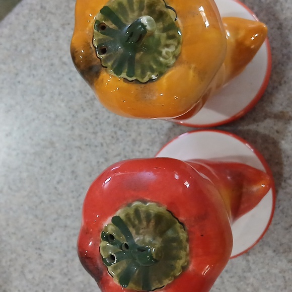 Southwest Style Chili Pepper Salt & Pepper Shakers Set - Picture 4 of 4